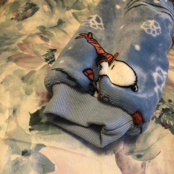 Charlotte Russe Christmas Snoopy Hooded Sherpa Lounger - Picture 5 of 9